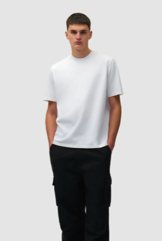 Wit T-shirt met groot logo op de rug