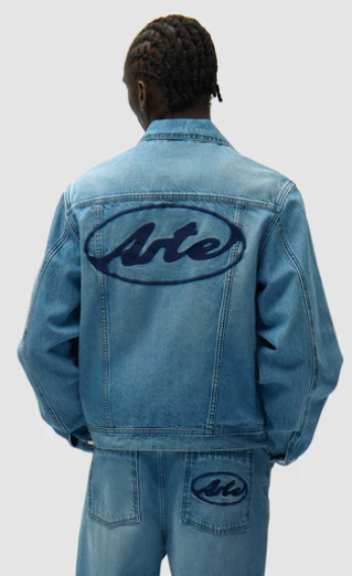 Spijkerjasje met cirkelvormig logo