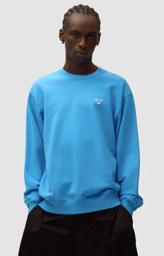 Logo met hartje op een T-shirt met ronde hals