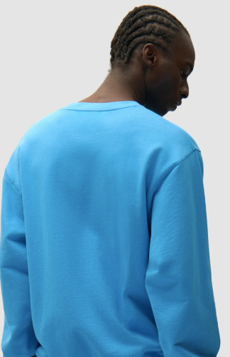Logo met hartje op een T-shirt met ronde hals
