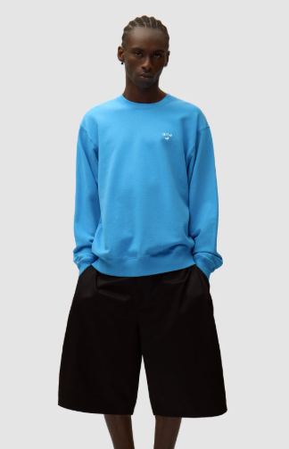 Logo met hartje op een T-shirt met ronde hals