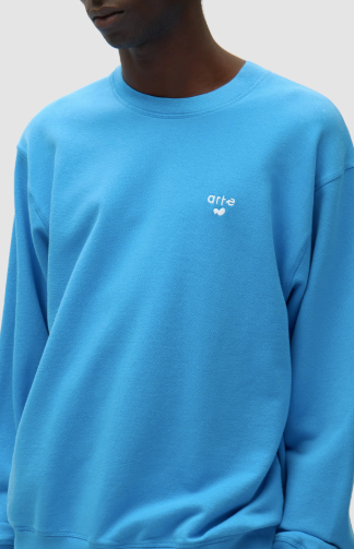 Logo met hartje op een T-shirt met ronde hals