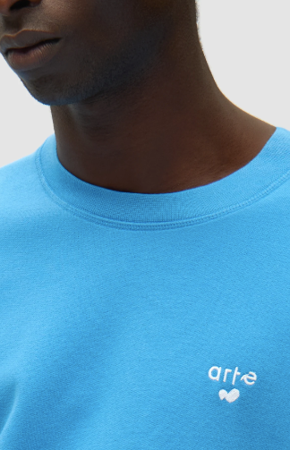Logo met hartje op een T-shirt met ronde hals