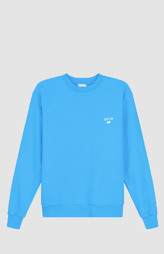 Logo met hartje op een T-shirt met ronde hals