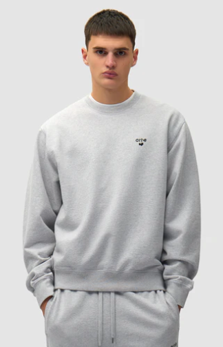 Logo met hartje op een T-shirt met ronde hals