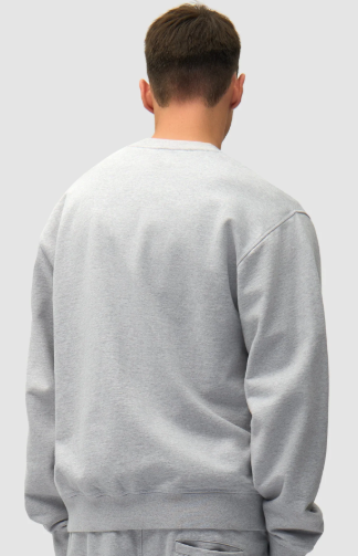 Logo met hartje op een T-shirt met ronde hals