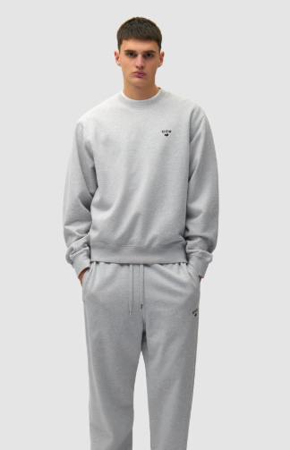 Logo met hartje op een T-shirt met ronde hals