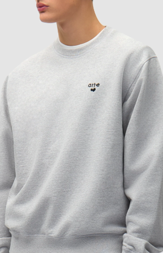 Logo met hartje op een T-shirt met ronde hals