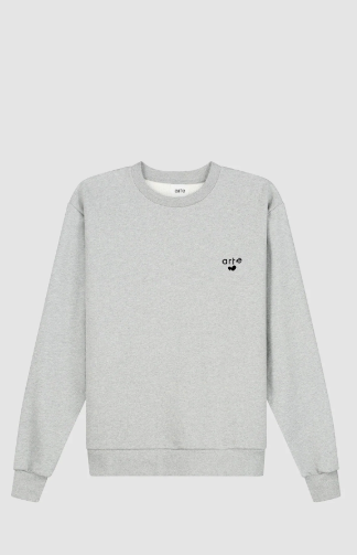 Logo met hartje op een T-shirt met ronde hals