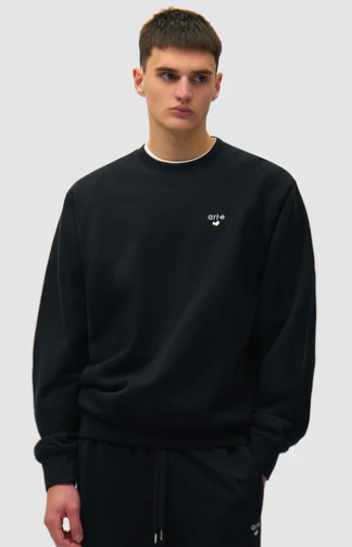 Logo met hartje op een T-shirt met ronde hals