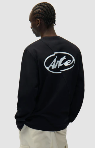 Logo op de rug van een shirt met lange mouwen