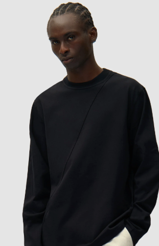 Logo op de rug van een shirt met lange mouwen