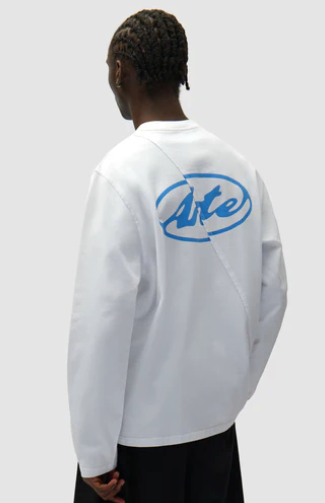 Logo op de rug van een shirt met lange mouwen
