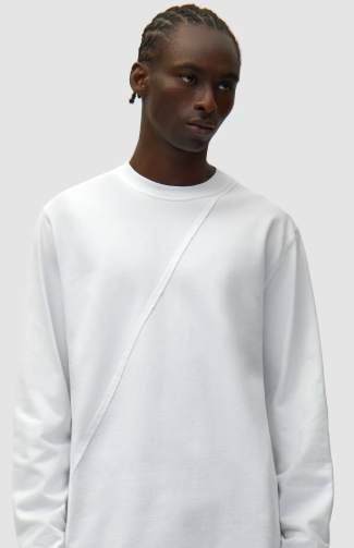 Logo op de rug van een shirt met lange mouwen