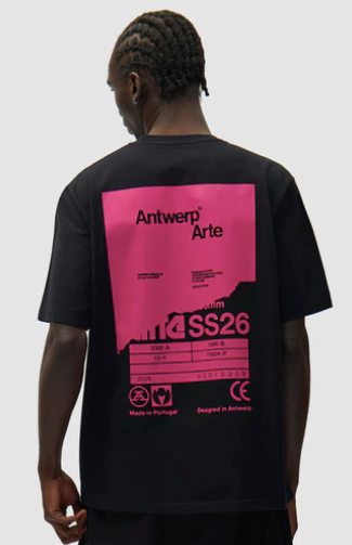 T-shirt met poster op de rug