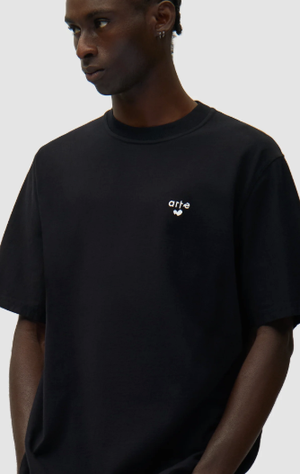 T-shirt met hartvormig logo